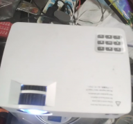 投影仪 白色 支持HDMI/VGA/USB 家用办公都能用 